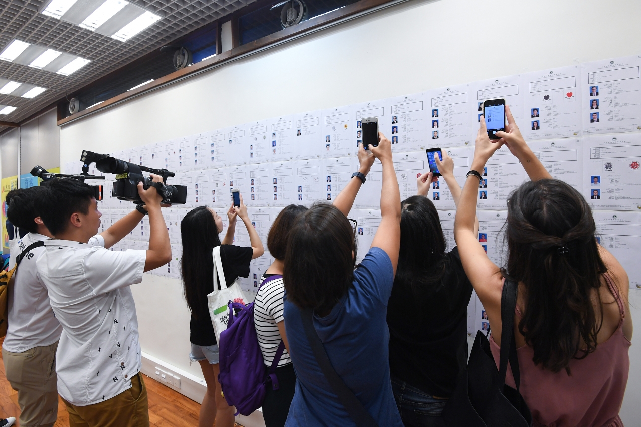 立法會選舉管理委員會張貼被確定接納的候選名單的完整總表