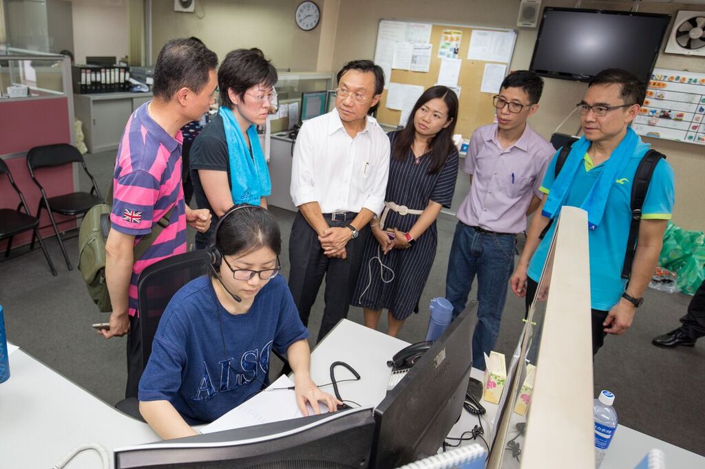 Alexis Tam visitou o Centro de Serviços de Teleassistência “ Pang On Tung”