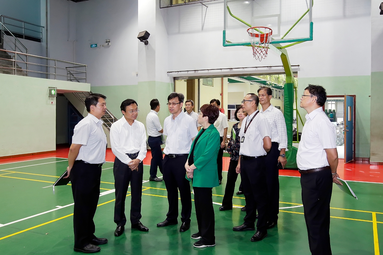 譚俊榮視察勞工子弟學校（中學部）
