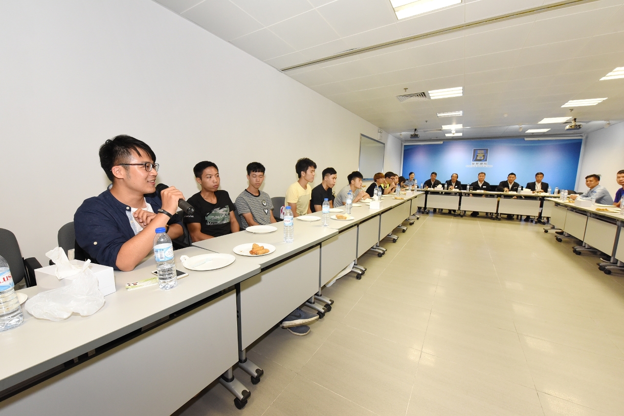 Membros da associação visitante atentos à situação da candidatura às forças de segurança