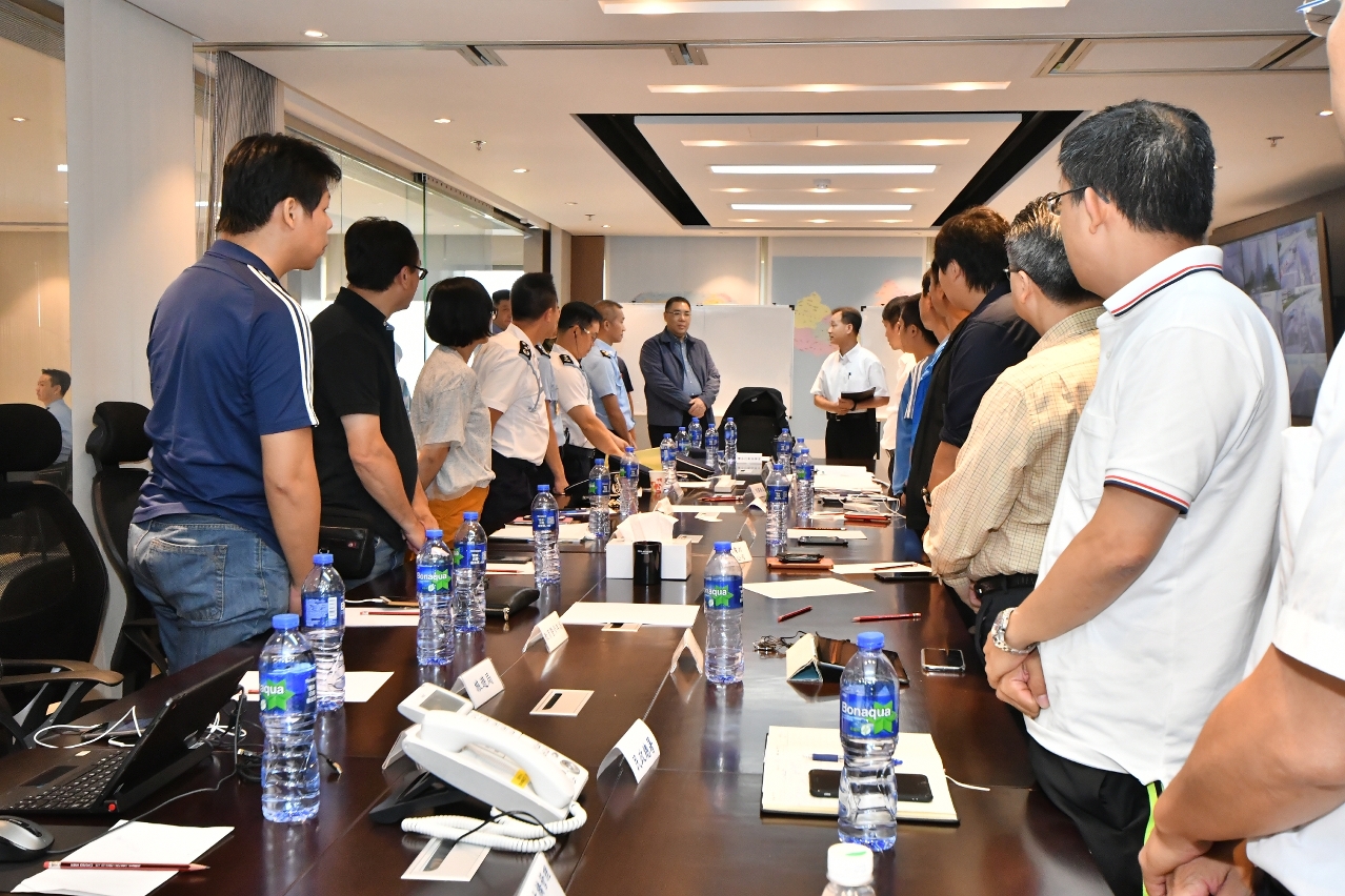 行政長官視察民防行動中心控制室。