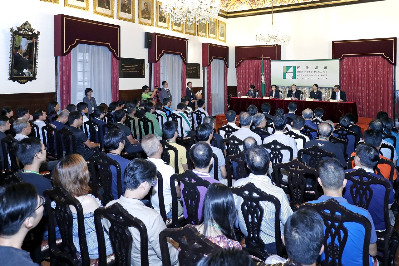 Chefe do Executivo, Chui Sai On, ouve as opiniões do pessoal do Instituto para os Assuntos Cívicos e Municipais e agradece o empenho e determinação nos trabalhos de rescaldo do tufão