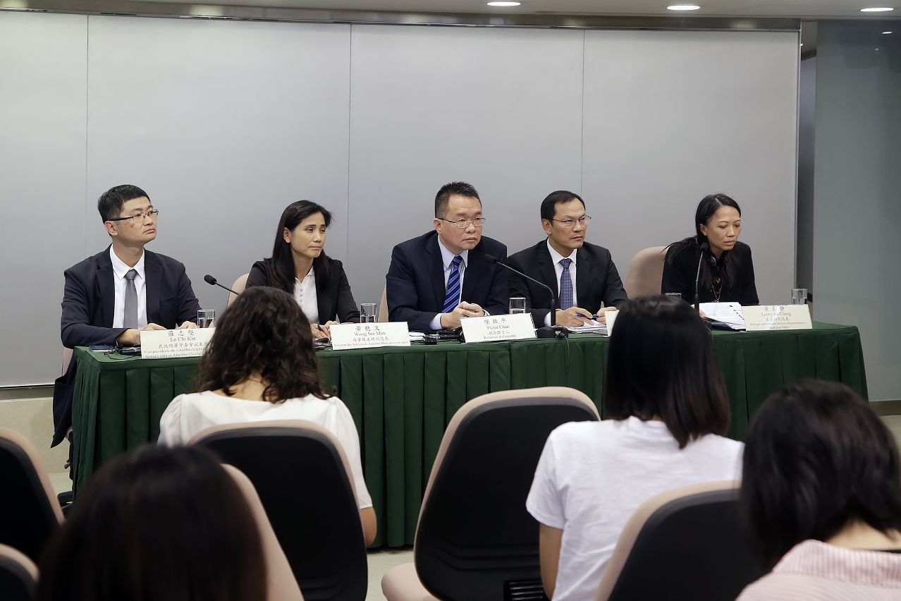 The Office of the Government Spokesperson and public departments jointly hold a press briefing to give the public more information about the Government’s efforts regarding control flooding at the Inner Harbour.