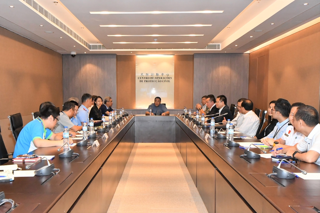 行政長官崔世安在民防中心召開跨部門會議，聽取民防架構代表和相關部門領導匯報應對颱風帕卡的工作部署。