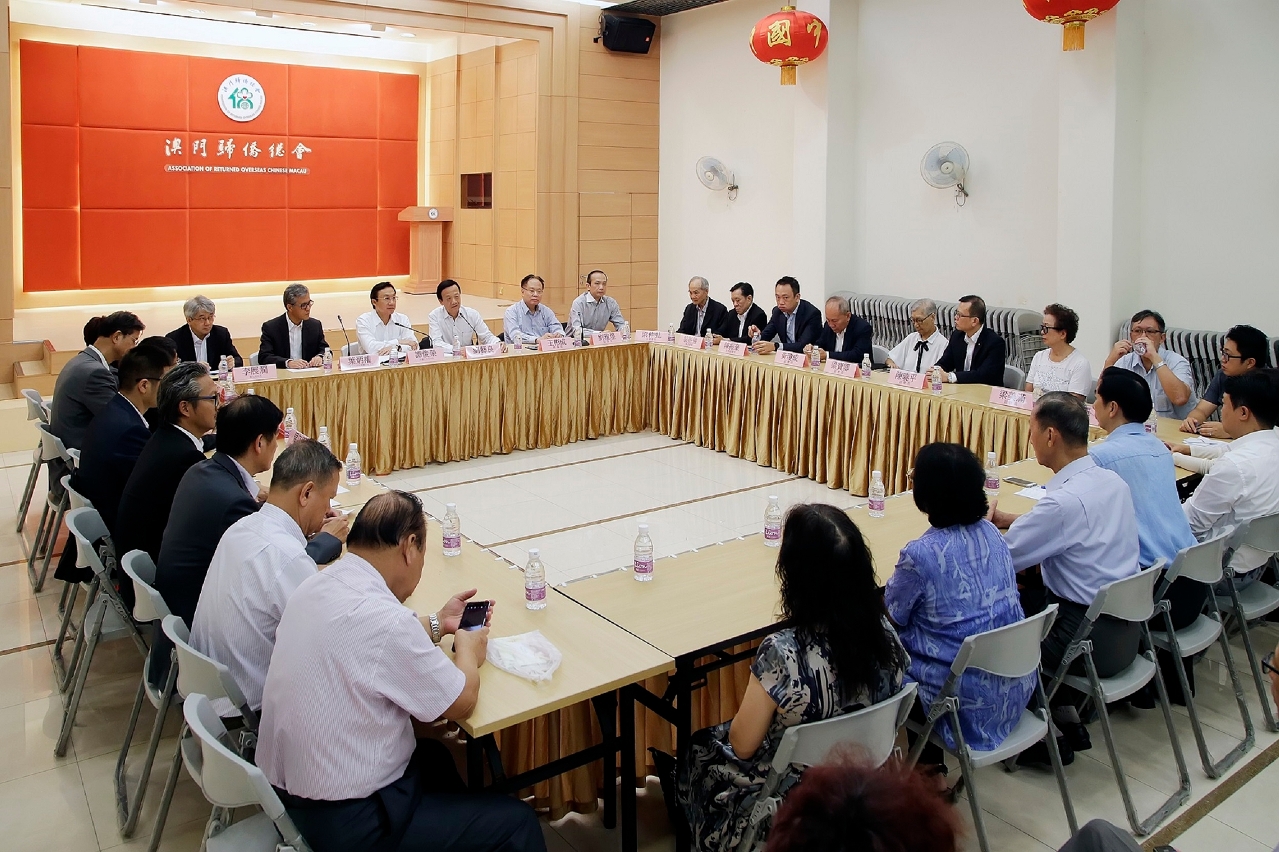 譚俊榮與澳門歸僑總會代表的意見