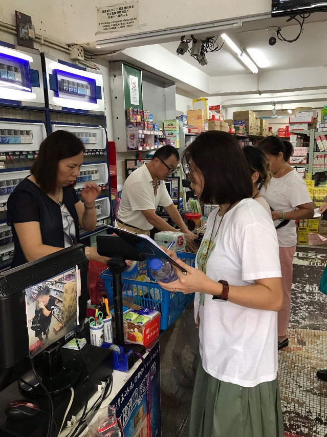 消委會工作人員到超市及食肆等場所瞭解狀況