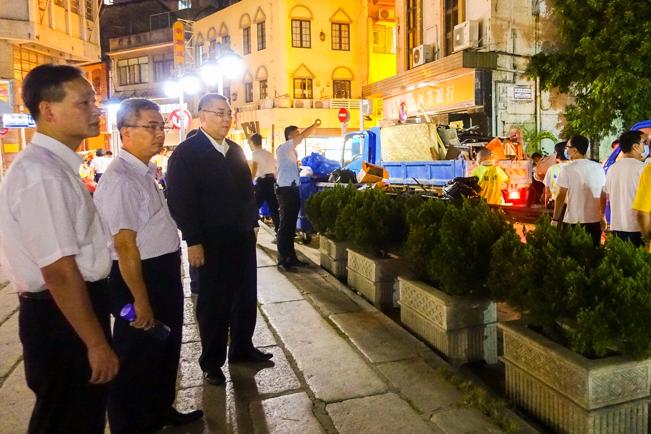 Chefe do Executivo, Chui Sai On, visitou, esta noite, a área do Templo Hong Kung onde ouviu o ponto da situação dos trabalhos de rescaldo do secretrário para a Segurança, Wong Sio Chak e do comandante-geral dos Serviços de Polícia Unitários e comandante de Acção Conjunta, Ma Io Kun.