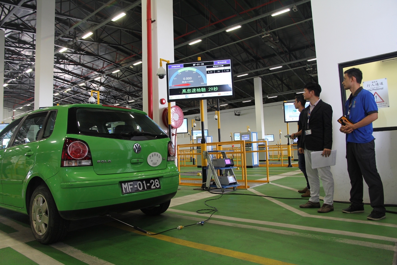 Demonstração da medição de emissões de automóveis
