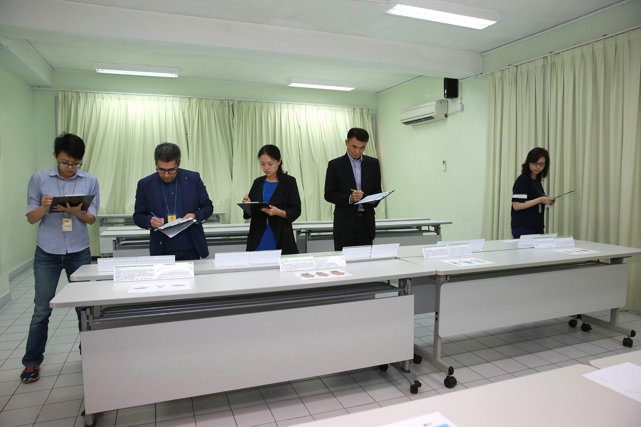 各評判全神貫注為參賽作品評分