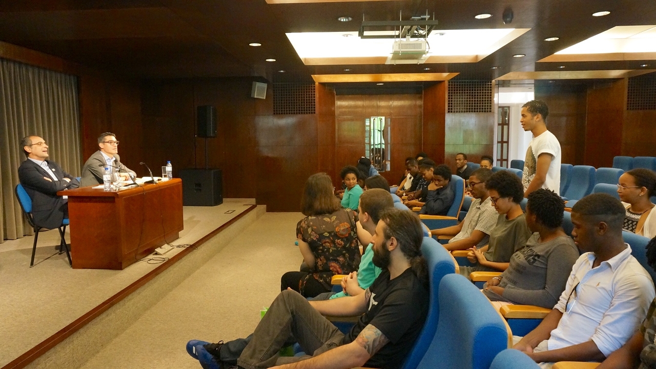 A dialogue session between Mr. Vítor Sereno and the international students from MPI；