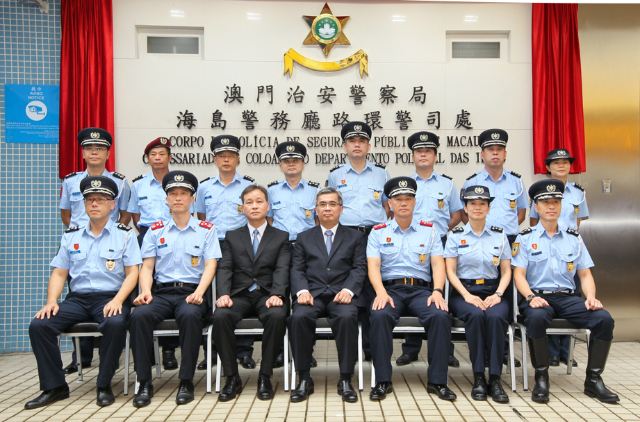 保安司黃少澤司長、警察總局馬耀權局長、治安警察局梁文昌局長與本局各主管合照
