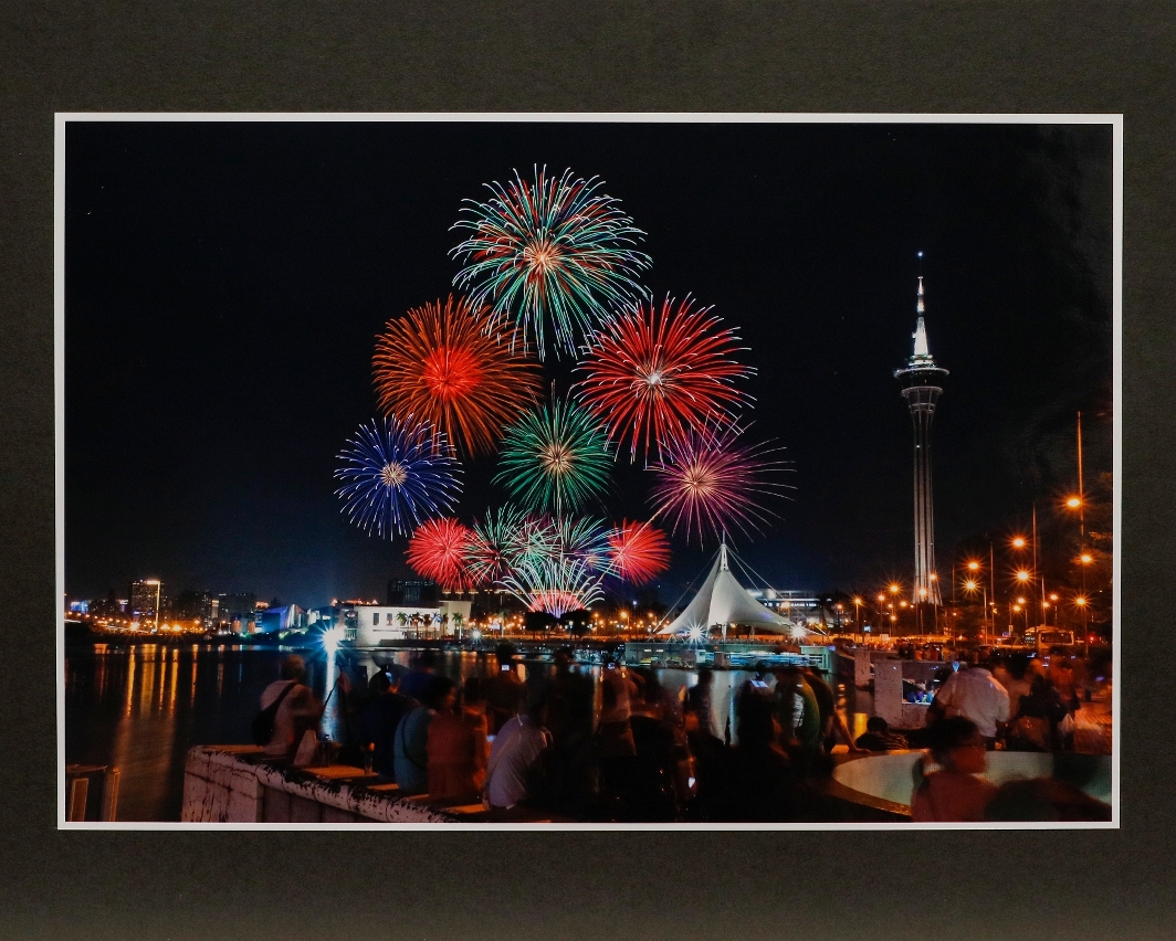 First-prize-winning works in Group 2 of the Photo Contest: Fireworks night