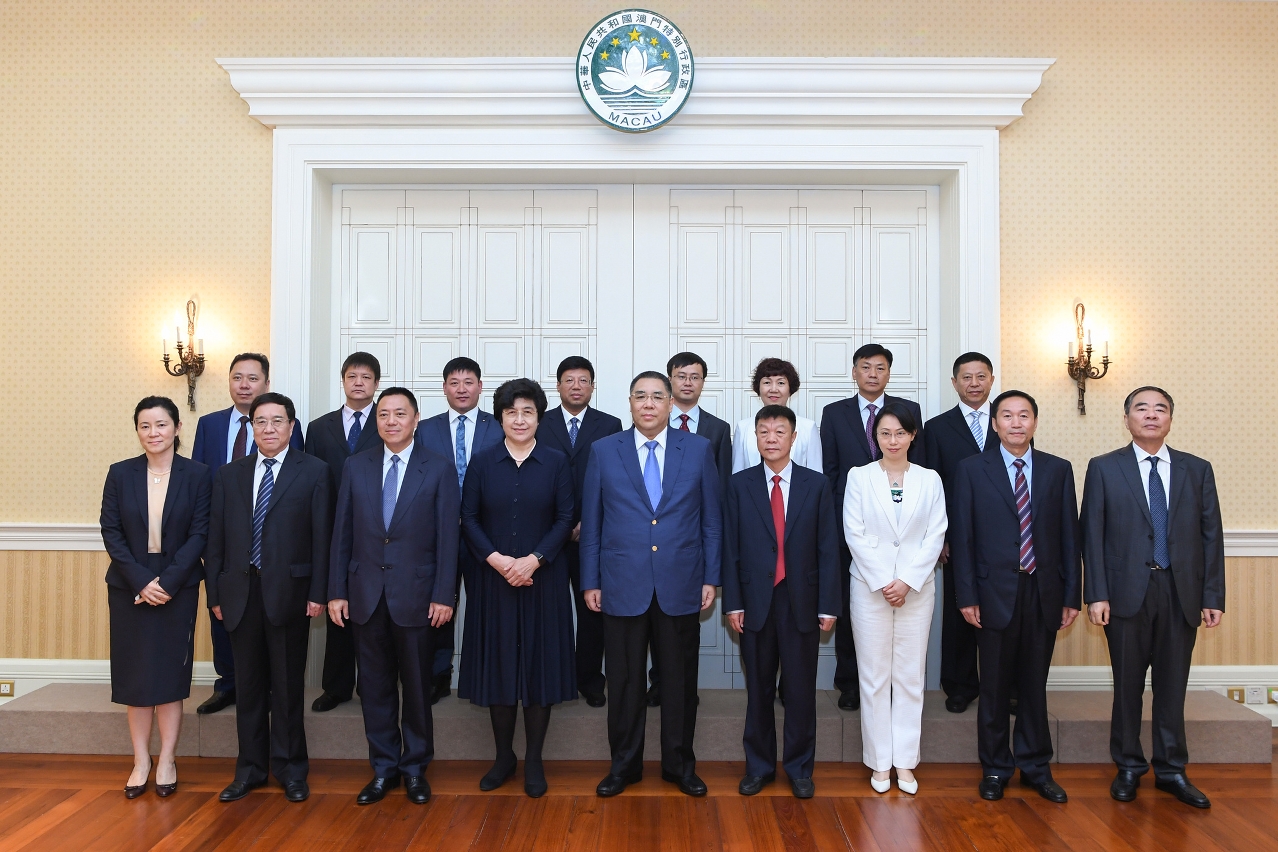 Encontro entre o Chefe do Executivo, Chui Sai On, e a vice-presidente do Comité Permanente da Assembleia Popular Provincial de Jilin, Che Xiulan,(4ª esq. à frente) .