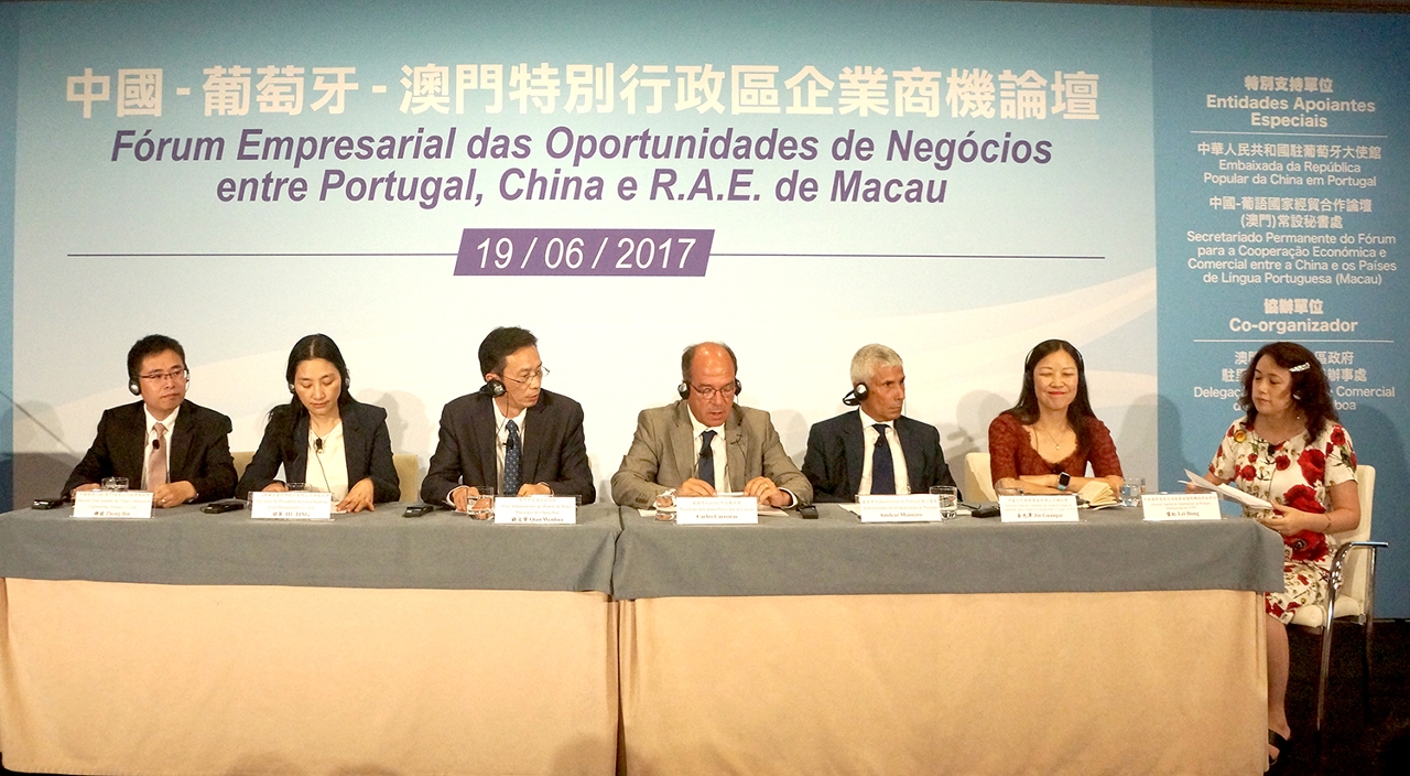 Os convidados presentes efectuaram a discussão profunda em redor da cooperação na capacidade produtiva entre a China e os Países de Língua Portuguesa.