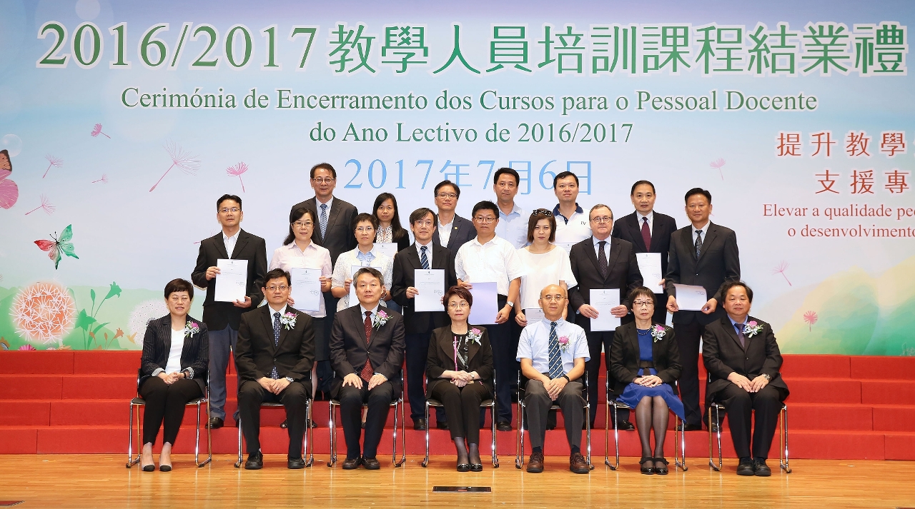 主禮嘉賓向學員頒發證書