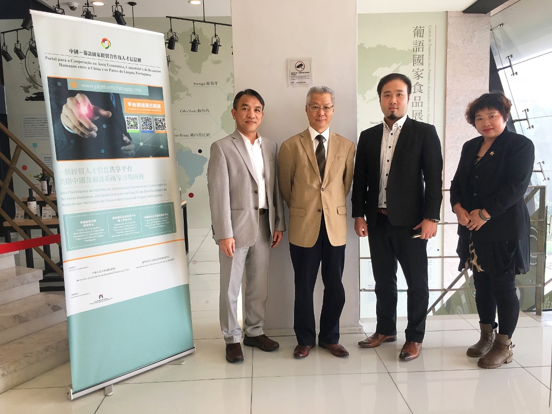 Foto de grupo do Vice-Presidente, Edmund Wong, e membros da Associação dos Exportadores e Importadores de Macau