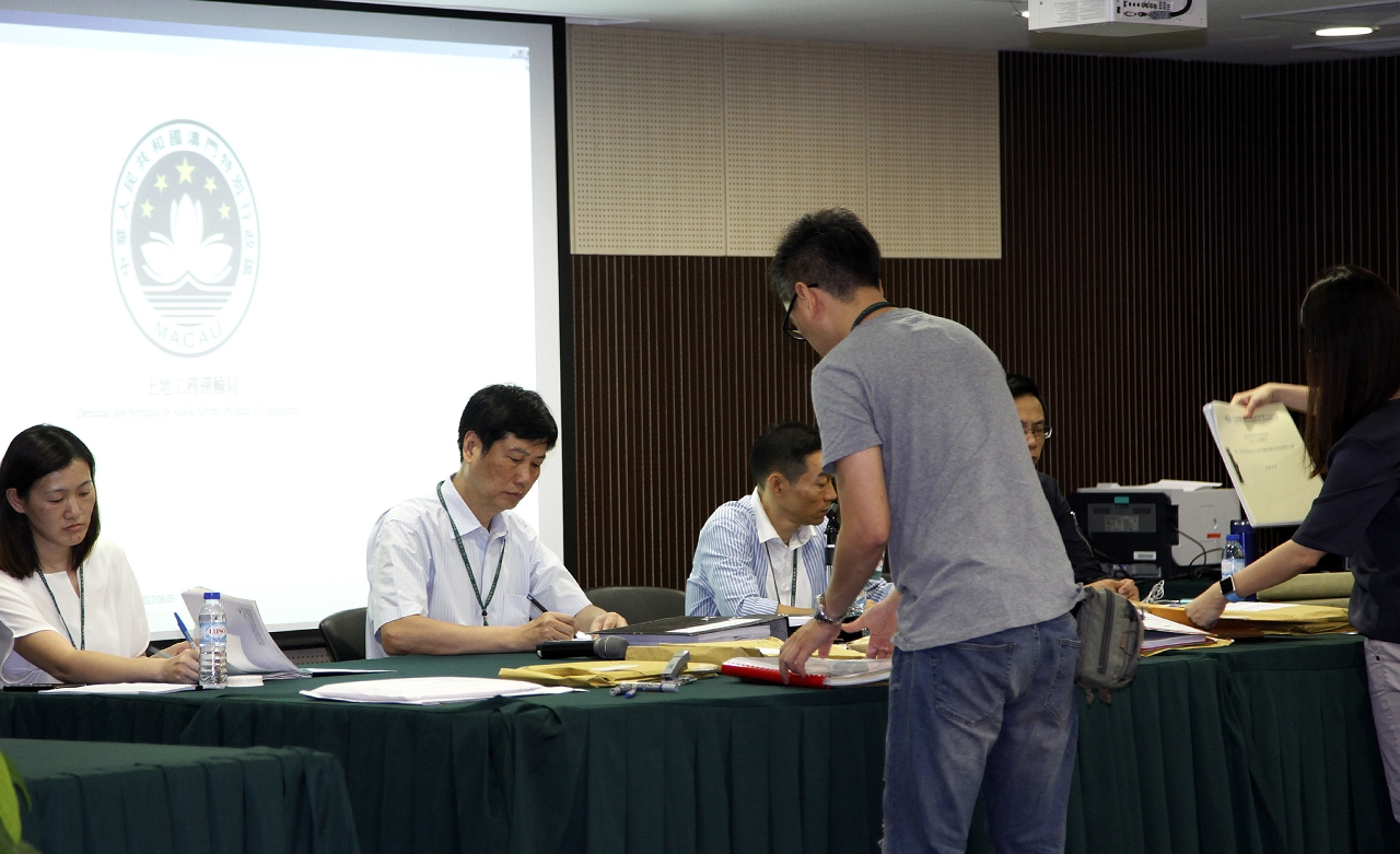 Acto público de abertura das propostas da «Empreitada de Reabilitação e Reforço do Viaduto junto ao Aeroporto Internacional de Macau»