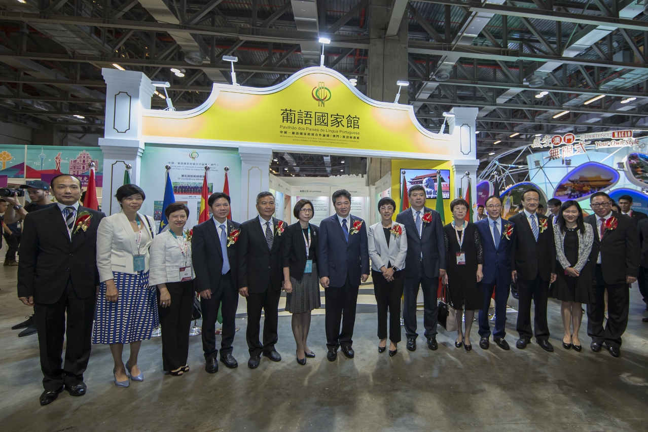 Officiating guests at the Pavilion of Portuguese-speaking countries