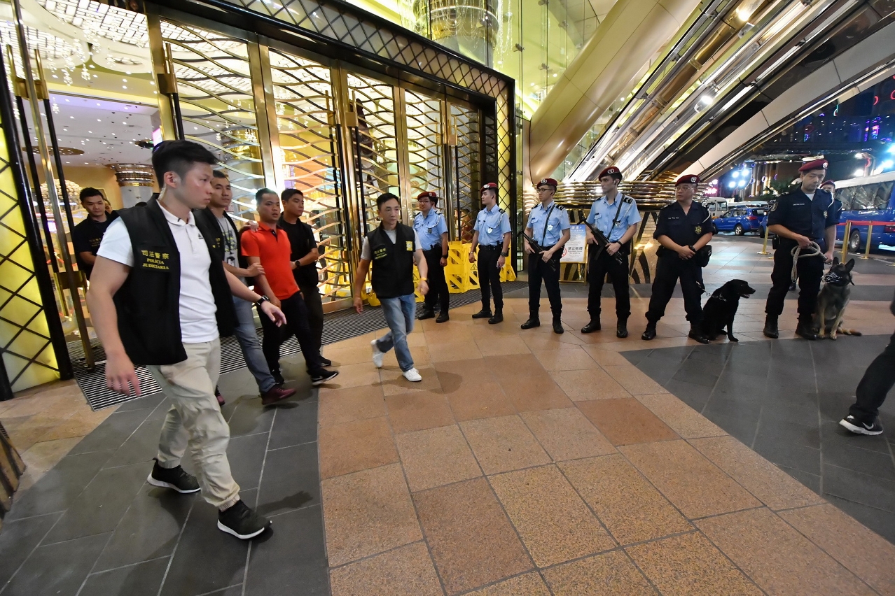 「雷霆１７」期間警方巡查各類場所及將身份可疑人士帶返警局調查