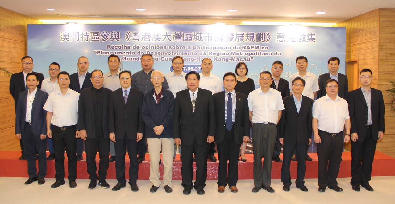 Sessão fotográfica com os convidados que participaram na recolha de opiniões sobre o “Planeamento de Desenvolvimento da Região Metropolitana da Grande Baía de Guangdong-Hong Kong-Macau”.