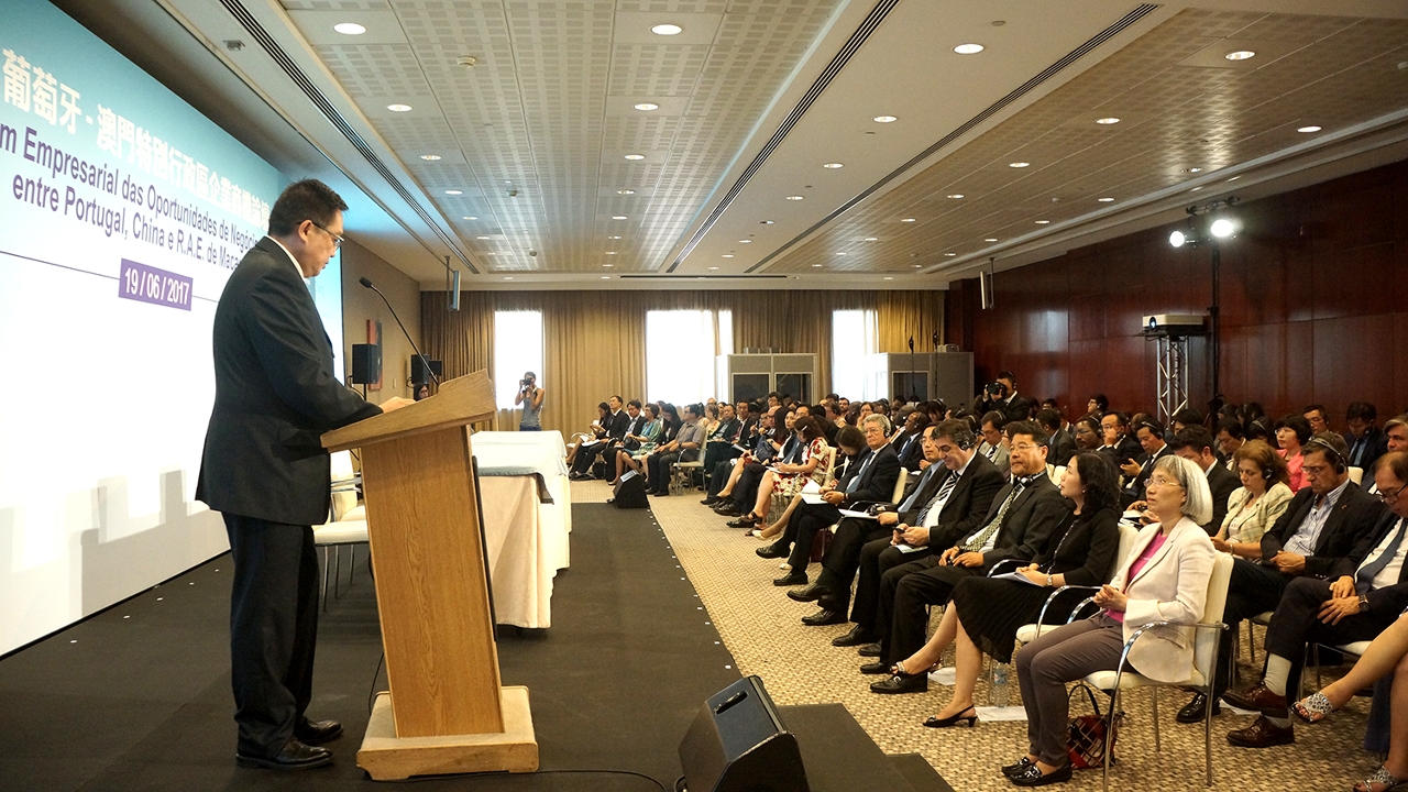Dr. Jackson Chang proferiu o discurso de abertura no Fórum.