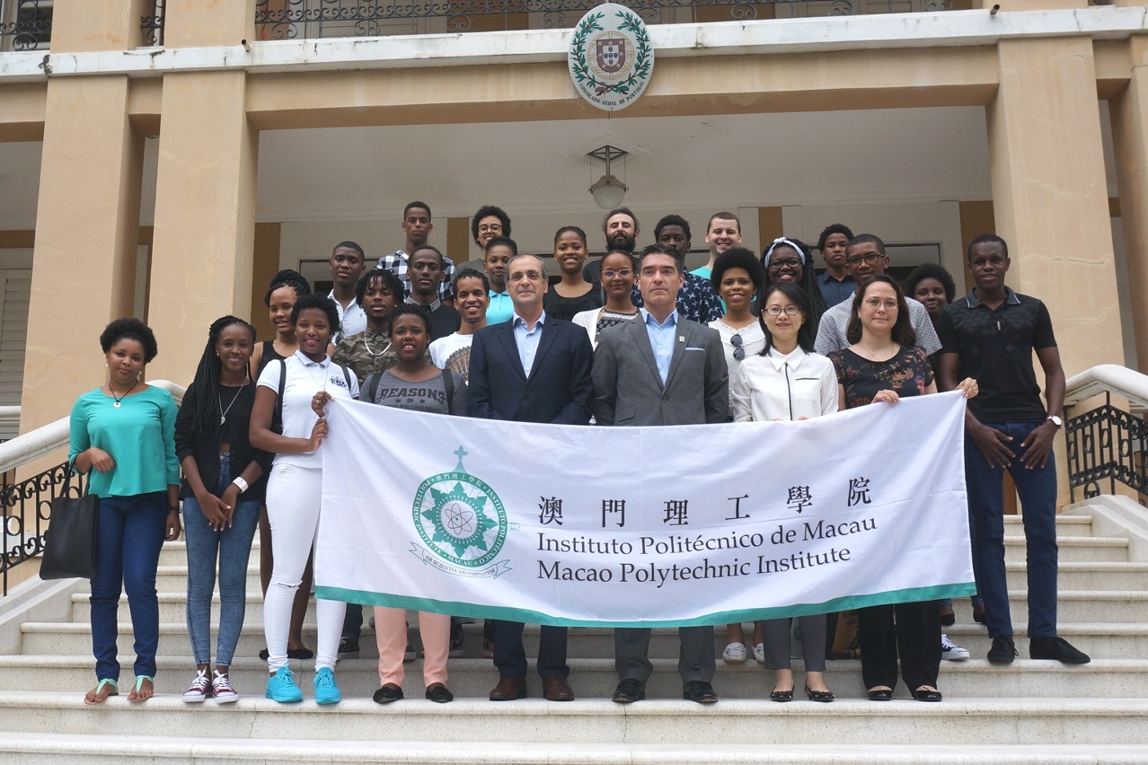 Group photo of Mr. Vítor Sereno and the international students from MPI；