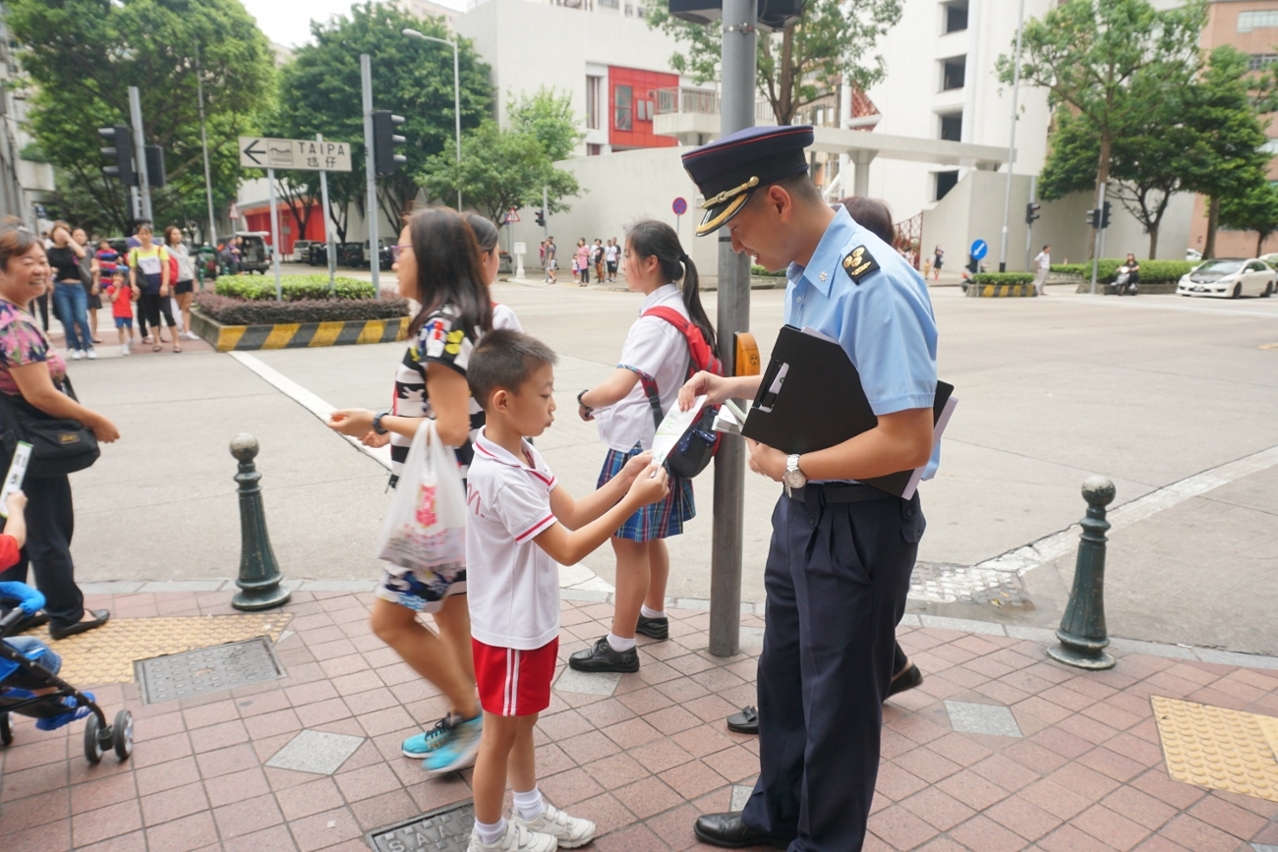 消防局派員到各區派發宣傳單張