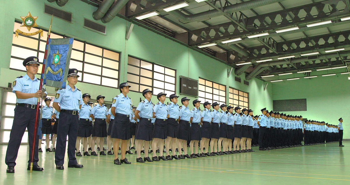 在治安警察局特警隊大樓內為新入職警員舉行就職典禮