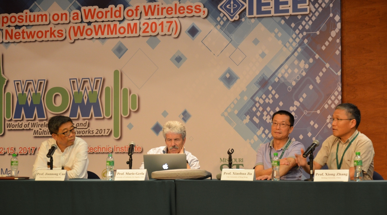 Internationally renowned scholars engage in an academic exchange during the “Big Data & IoT” panel session.