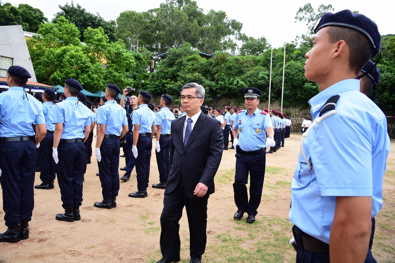 受閱隊伍指揮官向保安司司長敬禮