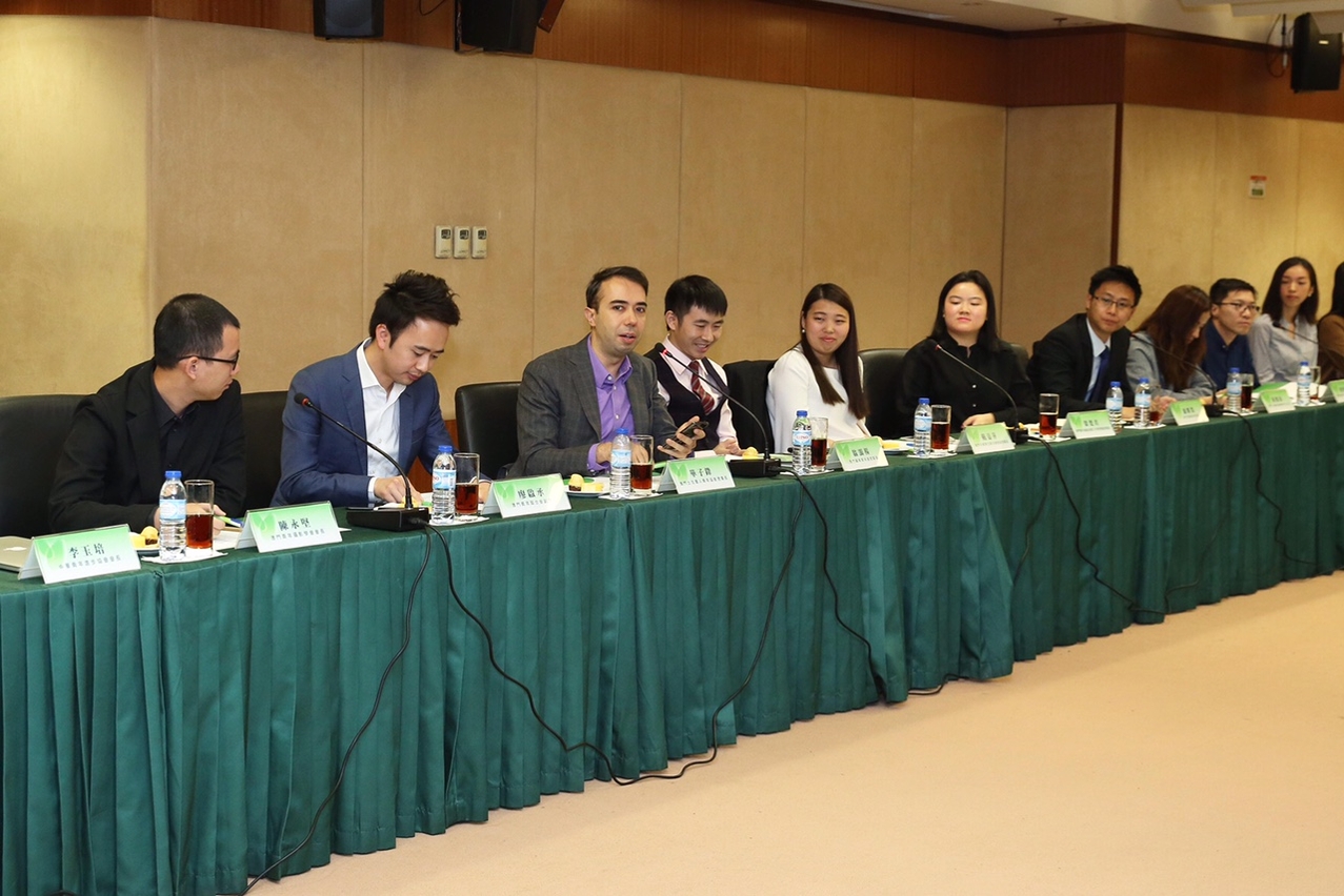 與青年社團代表互動交流