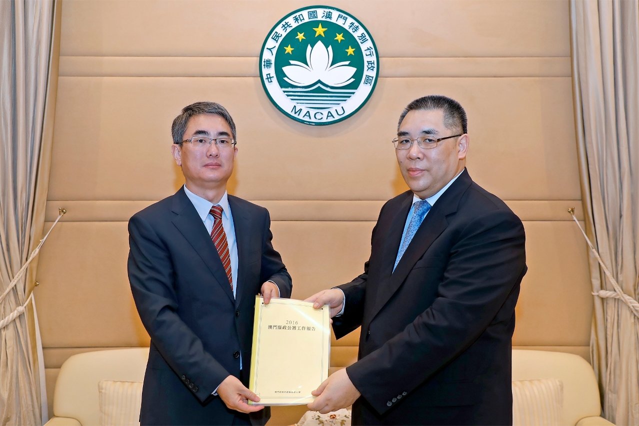 廉政專員張永春向行政長官崔世安提交《2016澳門廉政公署工作報告》