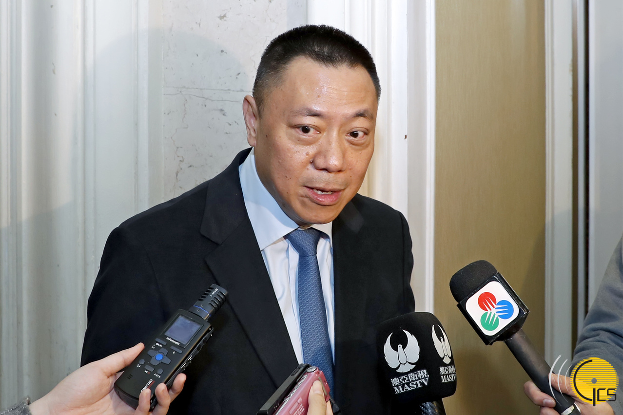 The Secretary for Economy and Finance, Mr Leong Vai Tac, speaks to reporters.