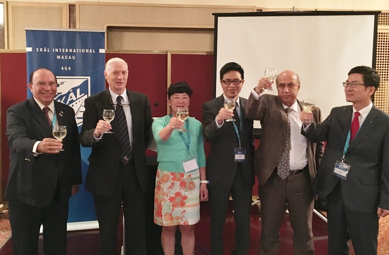 A Vogal Executiva do IPIM, Dra. Irene Va Kuan Lau, o Subdirector da Direcção dos Serviços deTurismo, Dr. Cheng Wai Tong, o Presidente da Skål International Macau, Eng. João M. Costa Antunes, o Presidente da Skål International, Dr. David  Fisher, Presidente da Skål Asian Area Committee, Dr. Robert Sohn e o Presidente da Skål International Bahrain, Dr. Mohamed Buzizi, brindando os convidados.