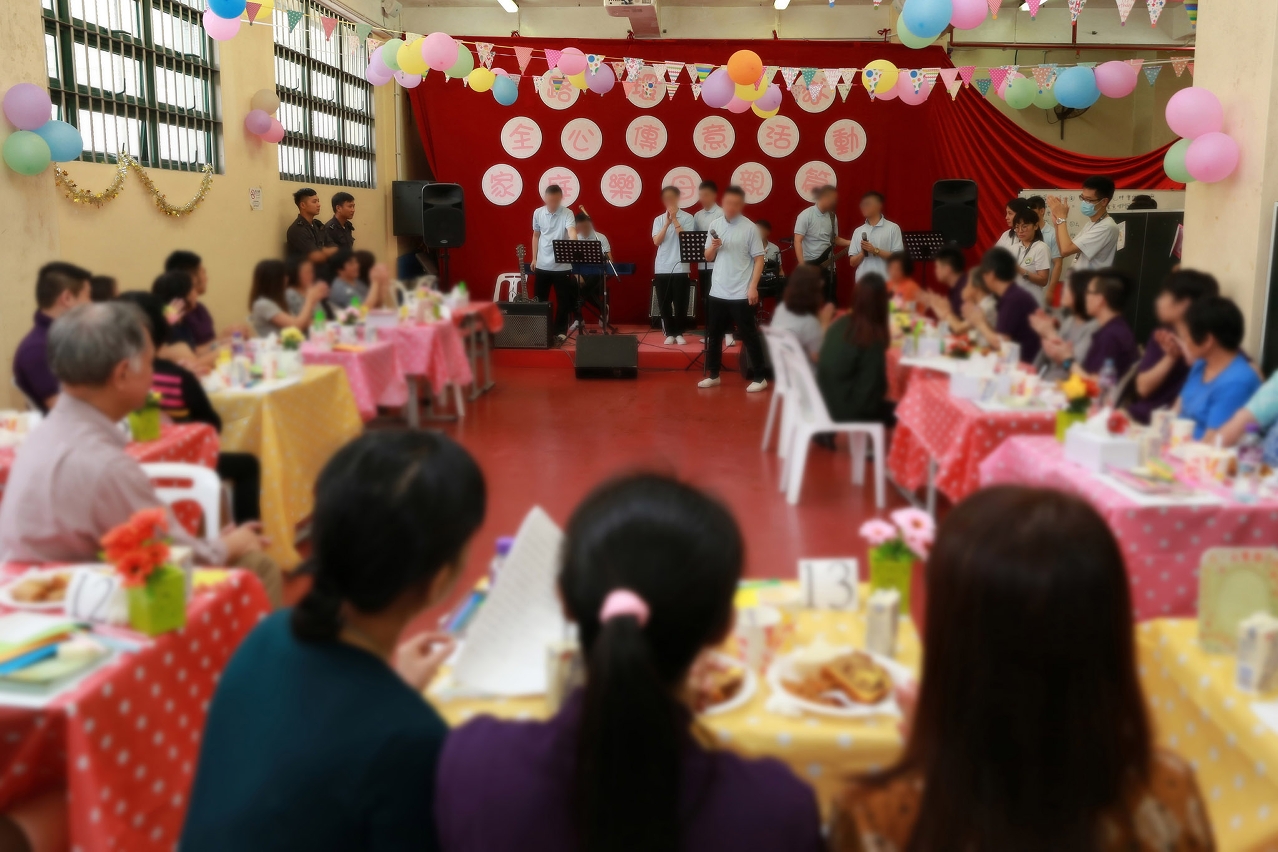 在囚人獻唱多首歌曲，向母親表達感恩之心