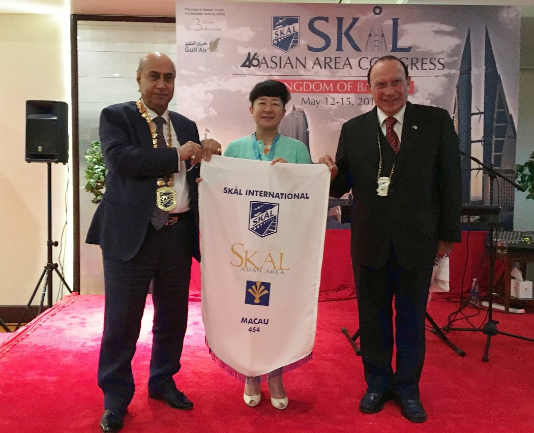 A Vogal Executiva do IPIM, Dra. Irene Va Kuan Lau e o Presidente da Skål International Macau, Eng. João M. da Costa Antunes, recebendo o estandarte, assinalando a realização em Macau da próxima edição da Skål Asian Area Congress