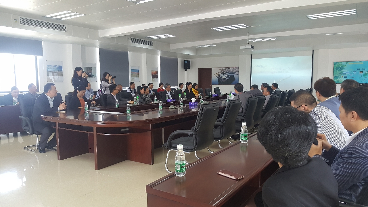 Encontro dos representantes da Direcção de Administração da Ponte de Hong Kong, Zhuhai e Macau com a delegação do Conselho para o Desenvolvimento Turístico