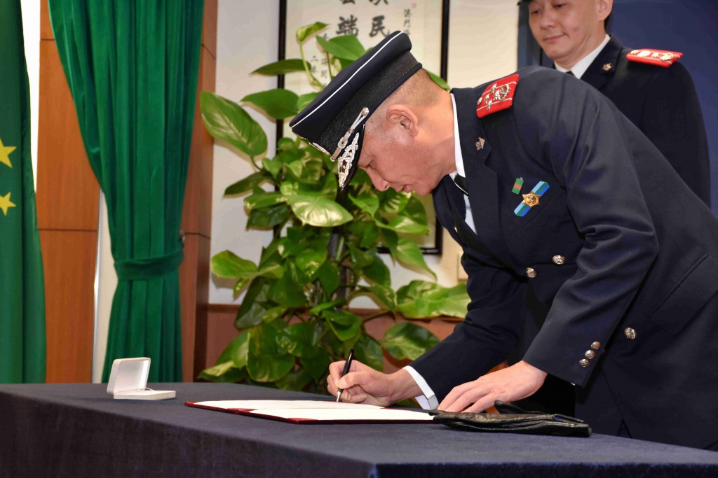 副關長在儀式上簽署就職狀