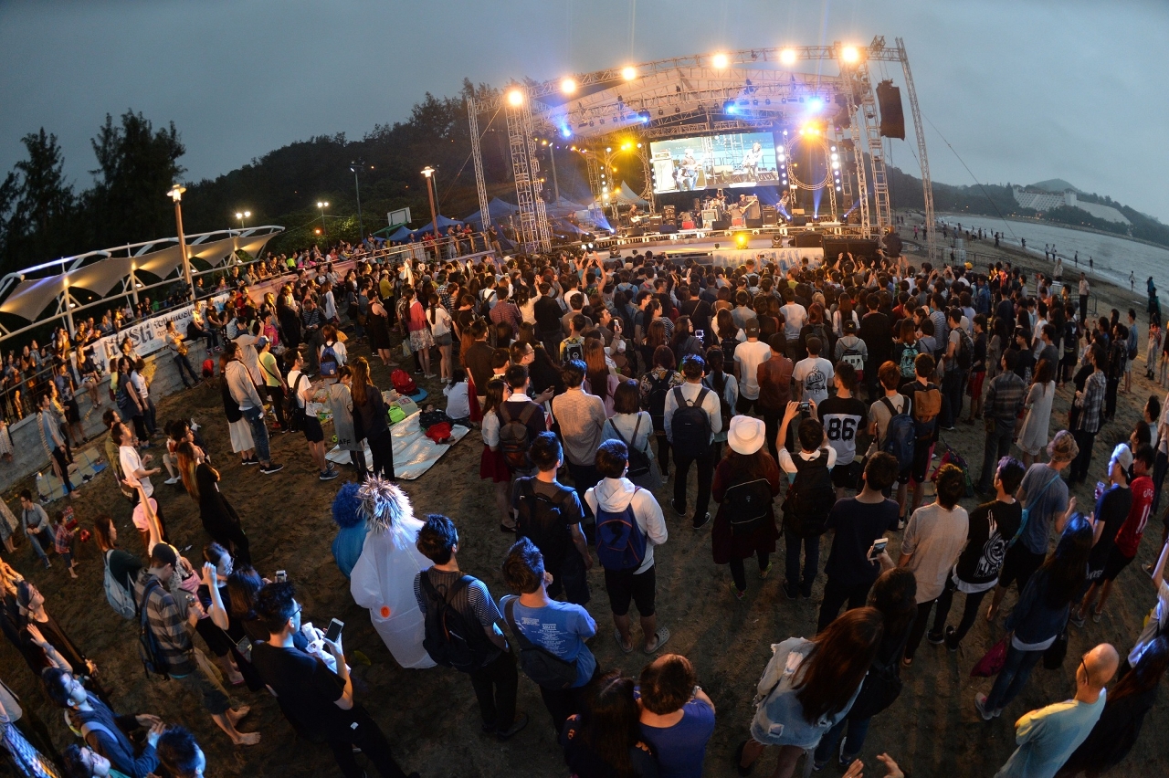 “Hush!! Concerto na Praia”