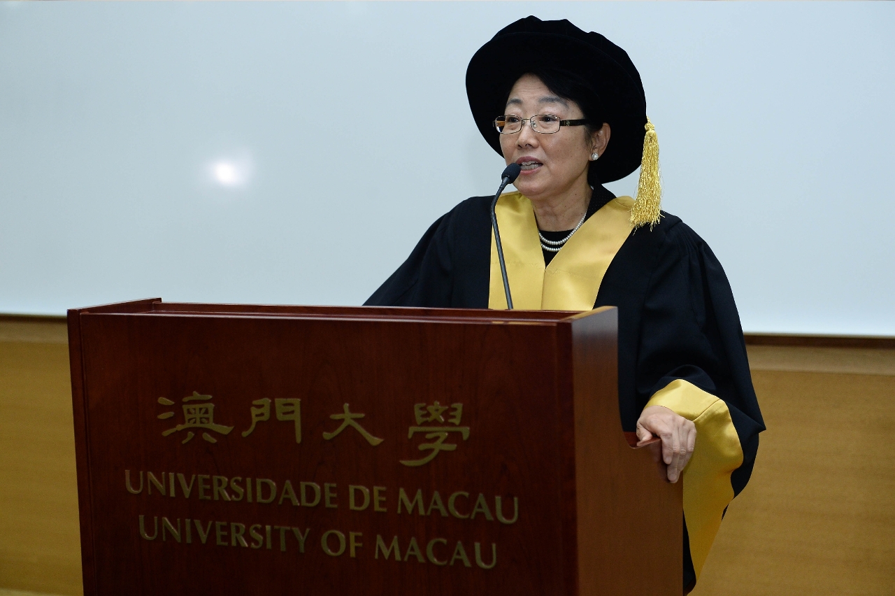 Hong Gang Jin reads the citation for Jia Pingwa