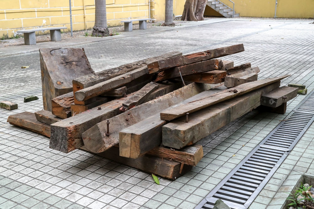 Os pilares de madeira