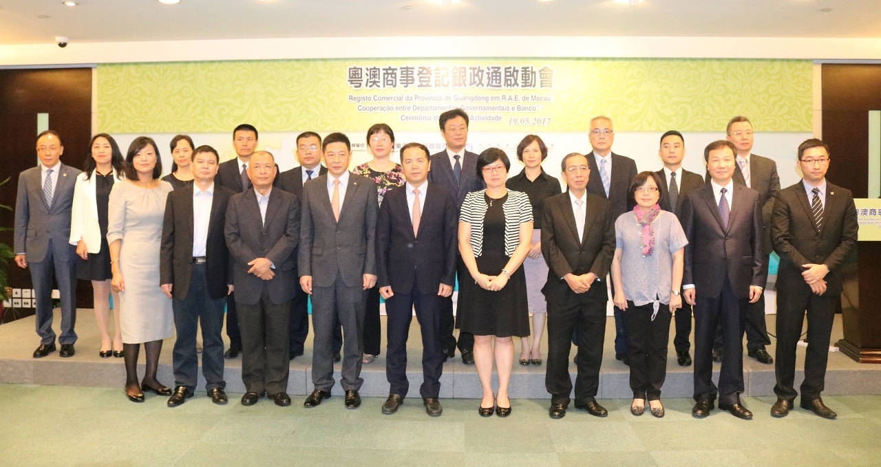 Os convidados presidem à cerimónia de lançamento do “Registo Comercial Conveniente Guangdong-Macau: Banco-Governo Pass”.