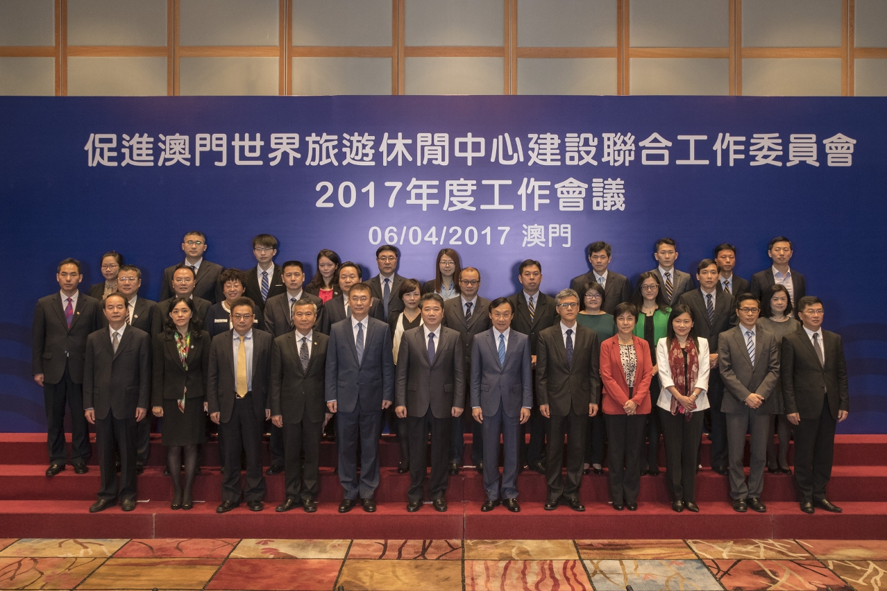 Dirigentes, chefias, entre outros representantes do Interior da China e de Macau presentes na reunião anual de trabalho (Fotografia de grupo)