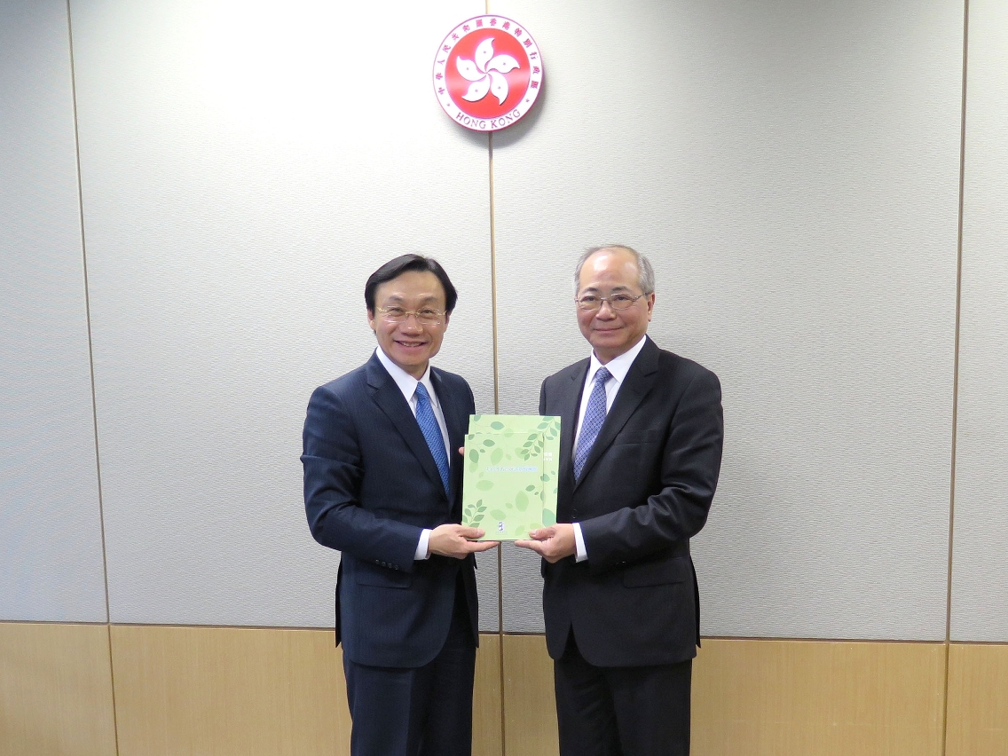譚俊榮向吳克儉致送紀念品