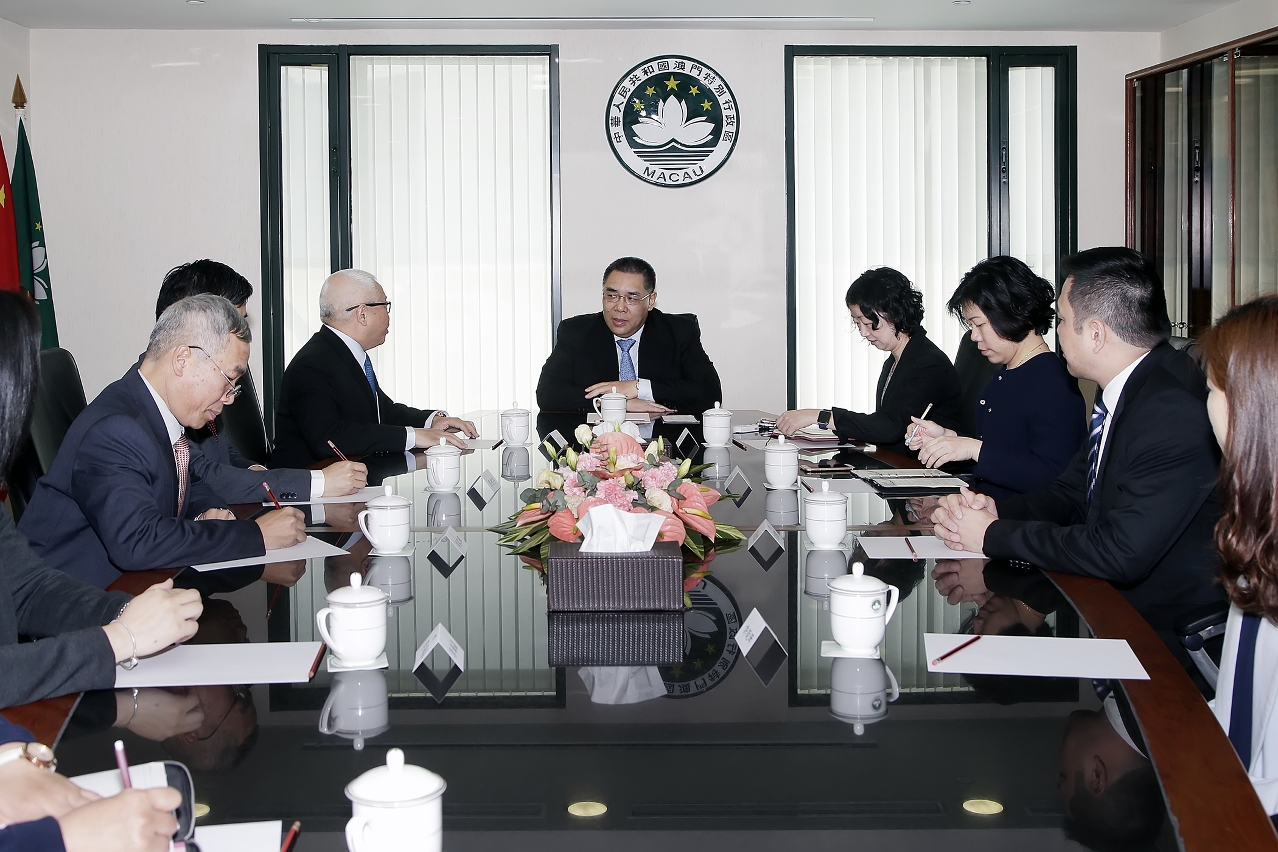 Chefe do Executivo, Chui Sai On, reúne com representantes da associação de antigos alunos de Macau da academia de liderança executiva de Yan