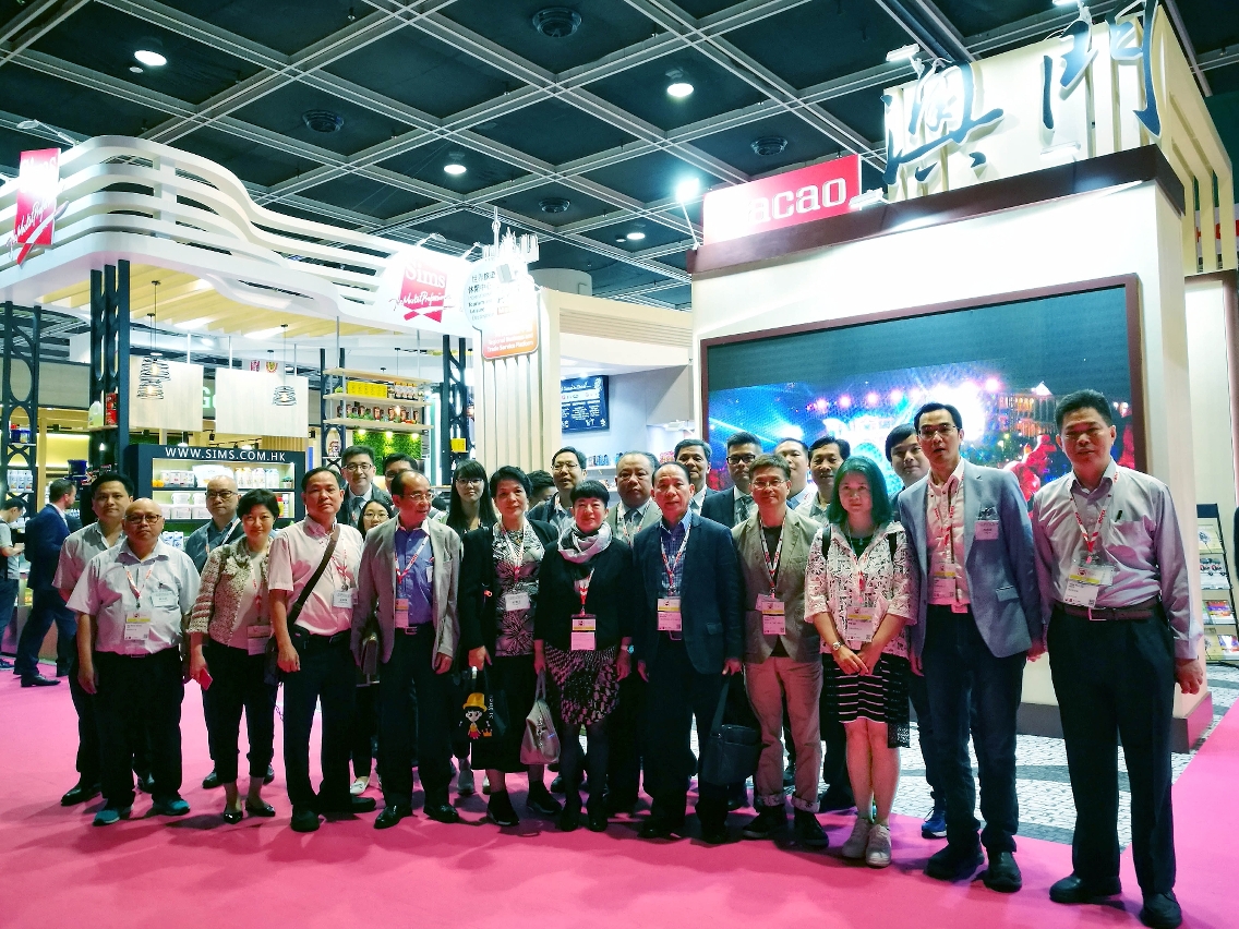 Fotografia de grupo da Delegação Empresarial de Macau em frente do “Pavilhão de Macau”