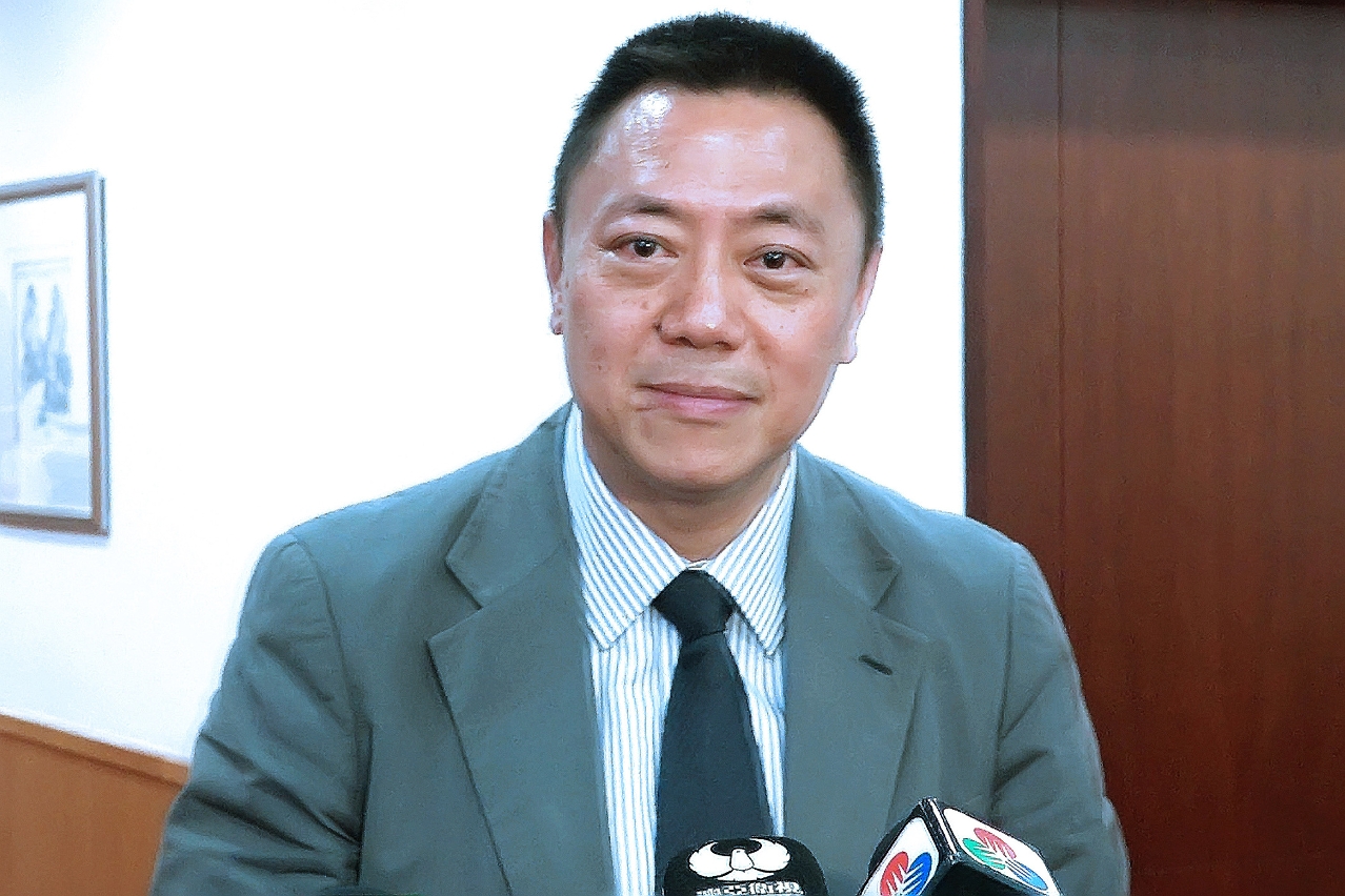 The Secretary for Economy and Finance, Mr Leong Vai Tac, speaks to reporters.