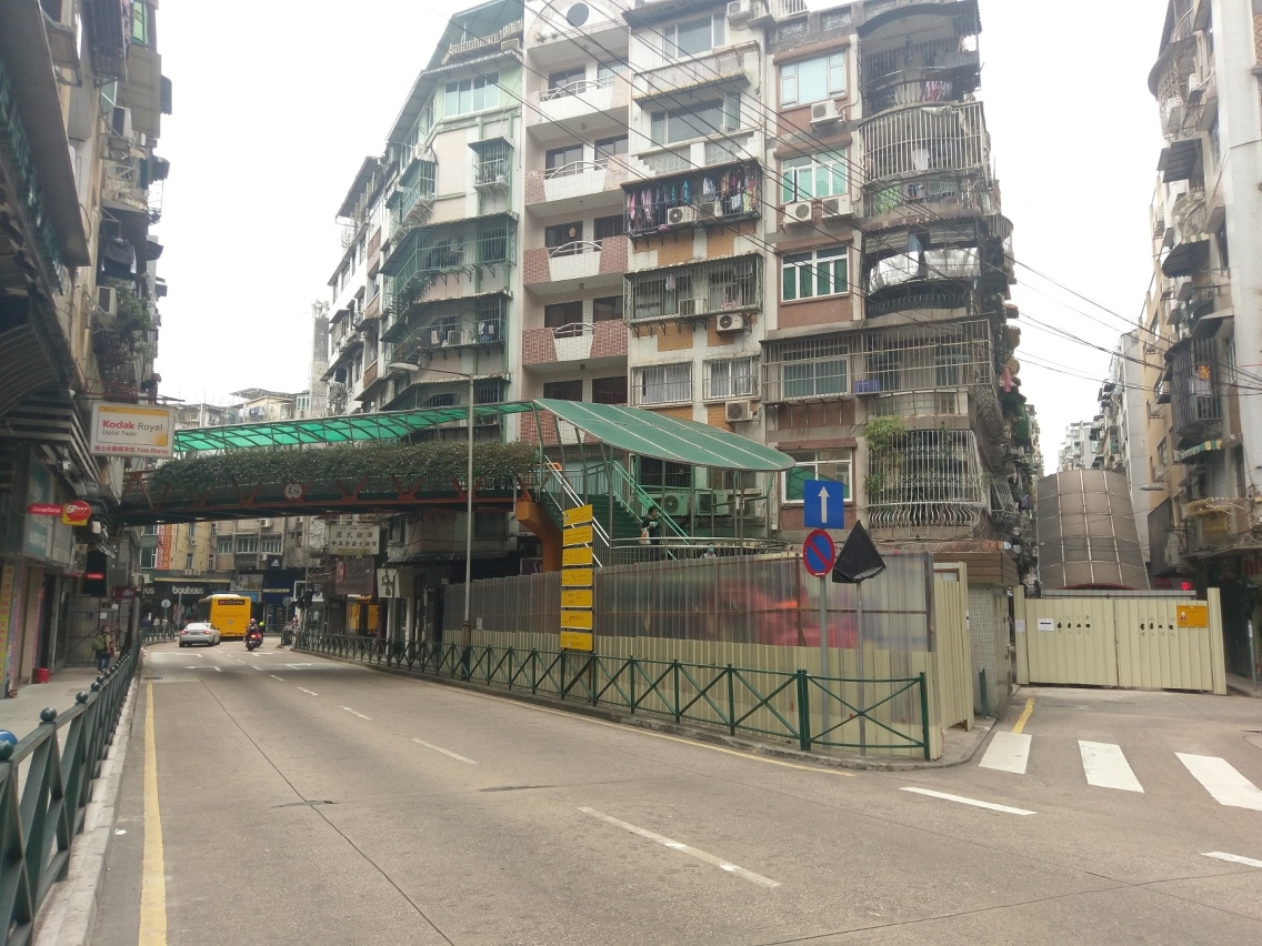 東望洋街行人天橋改善工程期間將設臨時交通燈管制人車通行