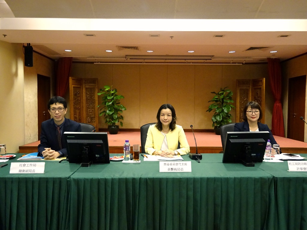 Vong Yim Mui, presidente, substituta, preside a sessão