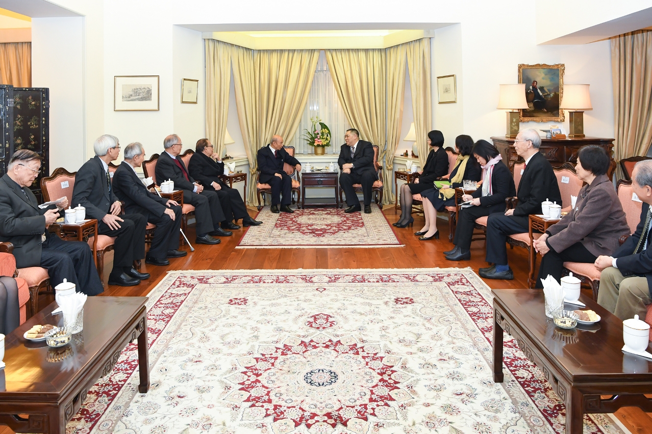 Chefe do Executivo, Chui Sai On, tem encontro com representantes da Associação de Amizade e Coordenação dos ex-Deputados da APN e ex-Membros da CCPPC de Macau.
